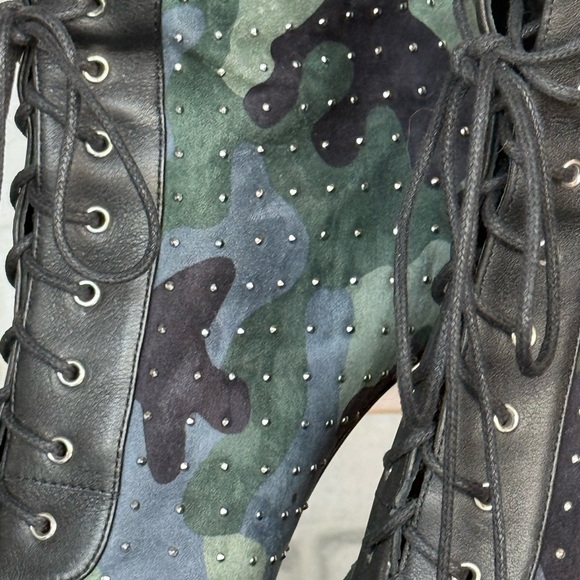 Christian Louboutin
Suede Camouflage Print Lace-Up Boots - Picture 7 of 11
